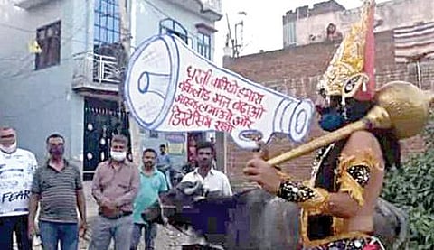 உத்தர பிரதேசத்தின் மொராதாபாத்தில் எமன் வேடமணிந்த நாடக கலைஞர் பானு ரத்தோர், கரோனா வைரஸ் குறித்து மக்களிடையே விழிப்புணர்வை ஏற்படுத்தினார்.
