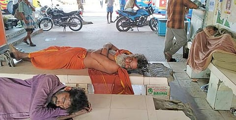 திண்டுக்கல் பேருந்துநிலையத்தில் பயணிகளுக்காக அமைக்கப்பட்ட இருக்கைகளில் அமரவிடாமல் ஆக்கிரமித்து படுத்துள்ள நபர்கள்.