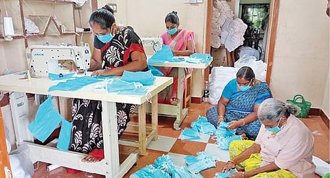 காரியாபட்டியில் முகக்கவசம் தயாரிக்கும் பணியில் ஈடுபட்டுள்ள பெண்கள்.