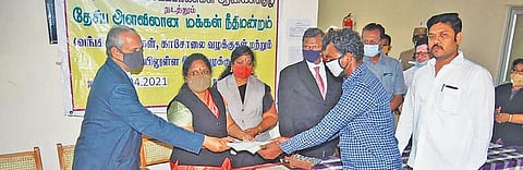 மோட்டார் வாகன விபத்து இழப்பீட்டு வழக்கில் தீர்வு காணப்பட்டவருக்கான சான்றிதழை விழுப்புரம் மாவட்ட முதன்மை நீதிபதி இளவழகன் வழங்குகிறார்.