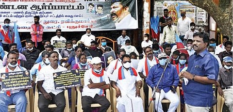 விடுதலைச் சிறுத்தைகள் கட்சி சார்பில் புதுச்சேரி சுதேசி பஞ்சாலை முன்பு நடந்த கண்டன ஆர்ப்பாட்டத்தில் கட்சியின் பொதுச் செயலாளர் ரவிக்குமார் எம்பி கலந்து கொண்டு பேசினார். படம்: எம்.சாம்ராஜ்