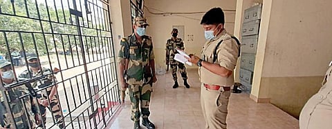 செங்கல்பட்டு மாவட்டத்தில் வாக்கு எண்ணிக்கை மையங்களில், காவல் கண்காணிப்பாளர் சுந்தரவதனம் ஆய்வு மேற்கொண்டார்.