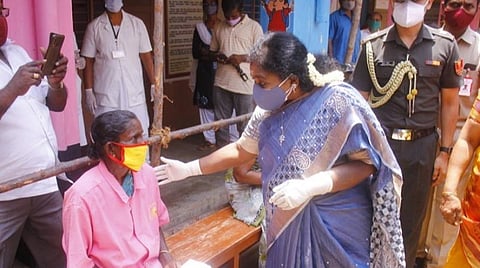 கரோனா தடுப்பு நடவடிக்கையில் பொதுமக்களின் பங்களிப்பு அவசியம்; தடுப்பூசி திருவிழாவை தொடங்கி வைத்த துணைநிலை ஆளுநர் தமிழிசை பேட்டி
