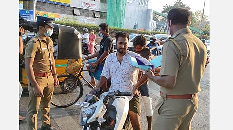 முகக்கவசம் அணியாமல் செல்கிறீர்களா? -கரோனாவுடன் ரூ.200 அபராதமும் உண்டு: நடவடிக்கையில் போலீஸ் தீவிரம்