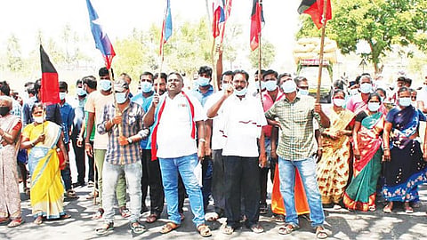 காட்பாடி -குடியாத்தம் சாலை சென்னாங்குப்பம் பேருந்து நிறுத்தம் அருகே சாலை மறியலில் ஈடுபட்ட பொதுமக்கள்.