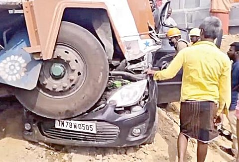 திருப்பூர் மாவட்டம் பல்லடம் அருகே நேற்று மணல் லாரி மோதியதில் நொறுங்கிய காரை மீட்கும் பணியில் ஈடுபட்ட தீயணைப்புத் துறையினர்.