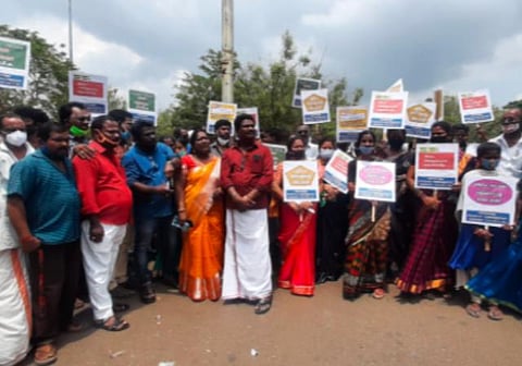 தஞ்சாவூர் ரயிலடியில் ஆர்ப்பாட்டத்தில் ஈடுபட்ட தஞ்சாவூர் மாவட்ட அனைத்து நாட்டுப்புற இசைக் கலைஞர்கள்.