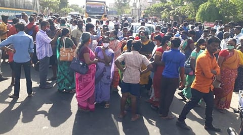 கரூர் மாவட்டம் கிருஷ்ணராயபுரத்தில் சாலை மறியலில் ஈடுபட்ட பொதுமக்கள்.