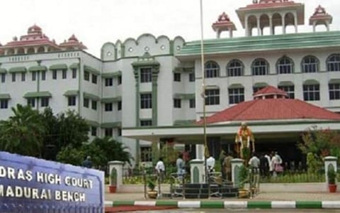 18 ஆண்டுகளாக சிறையிலிருக்கும் மகனை முன்விடுதலை செய்யக்கோரி தாய் வழக்கு: உள்துறை செயலர் பரிசீலிக்க உயர் நீதிமன்றம் உத்தரவு