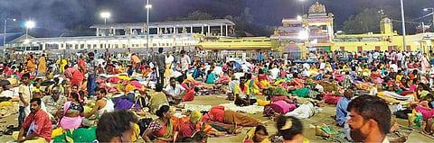 மேல்மலையனூர் அங்காளம்மன் கோயிலில் நேற்று முன்தினம் இரவு தங்கியிருந்த பக்தர்கள் கூட்டத்தின் ஒரு பகுதி.