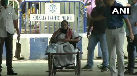 தேர்தல் பிரச்சாரம் செய்ய 24 மணி நேரம் தடை: தேர்தல் ஆணையத்தை கண்டித்து மம்தா பானர்ஜி தர்ணா போராட்டம்