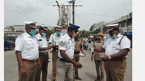 ஆம்பூர் புறவழிச்சாலையில் போக்குவரத்து சரி செய்யும் பணியில் ஈடுபடும் காவலர்களுக்கு மோர், எலுமிச்சை சாறு வழங்கிய ஆய்வாளர் லட்சுமணன்.