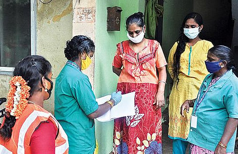 வேலூர் சத்துவாச்சாரி பகுதியில் சுகாதார துறையினர் மற்றும் மாநகராட்சி ஊழியர்கள் வீடு, வீடாக சென்று பொதுமக்களுக்கு உடலில் நோய் எதிர்ப்பாற்றல் உள்ளதா? என பரிசோதனை செய்ய ரத்த மாதிரிகளை சேகரித்தனர். அடுத்த படம்: வீட்டில் உள்ளவர்களுக்கு கரோனா தடுப்பூசி போடப்பட்டுள்ளதா? என்ற விவரங்களை சேகரித்தனர்.படங்கள்: வி.எம்.மணிநாதன்.