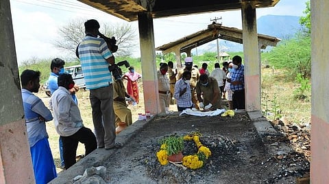 நாமக்கல் அருகே பொட்டிரெட்டிப்பட்டியில் உள்ள மயானத்தில் புதைக்கப்பட்ட பெண் குழந்தையின் சடலம் மீட்கப்பட்டு பிரேதப் பரிசோதனை செய்யப்பட்டது.