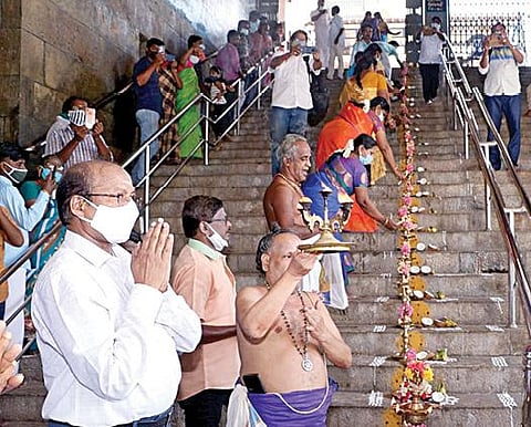 தமிழ்ப் புத்தாண்டை முன்னிட்டு, சுவாமிமலை முருகன் கோயிலில் நேற்று தமிழ் வருட பெயர்களுடன் உள்ள 60 படிகளுக்கும் நடத்தப்பட்ட சிறப்பு பூஜை.