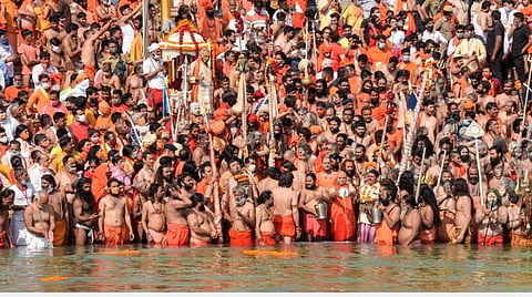 ஹரித்துவாரில் நேற்று புனித நீராடிய பக்தர்கள் | படம் உதவி: ட்விட்டர்.