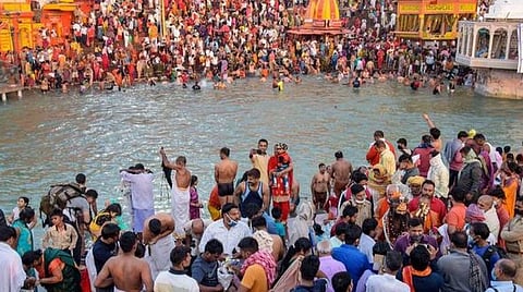 ஹரித்துவாரில் நேற்று புனித நீராடலில் பங்கேற்ற பக்தர்களில் ஒரு பகுதி | படம் உதவி: ட்விட்டர்.