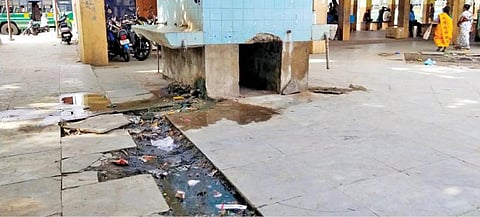 தென்காசி புதிய பேருந்து நிலையத்தில் பராமரிப்பின்றி காணப்படும் குடிநீர் தொட்டி.