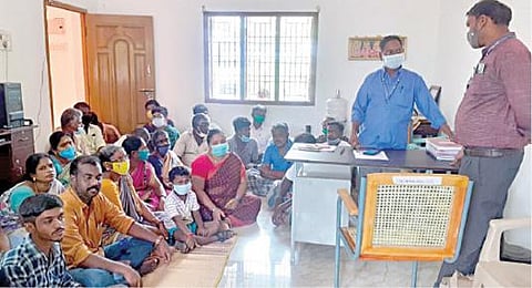 சிங்கப்பெருமாள் கோவில் ஊராட்சியில் சாலை அமைக்க வலியுறுத்தி, ஊராட்சி அலுவலகத்தில் காத்திருப்பு போராட்டத்தில் ஈடுபட்ட மக்களுடன் பேச்சுவார்த்தை நடத்திய அதிகாரிகள்.