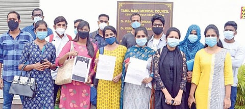 வெளிநாடுகளில் எம்பிபிஎஸ் முடித்தவர்கள், தமிழகத்தில் ஓராண்டு உள்ளிருப்பு பயிற்சி பெறுவதற்கான மருத்துவமனையை ஒதுக்கீடு செய்து ஏற்கெனவே ஆணை வழங்கப்பட்டது. இதற்கான கட்டணம் ரூ.2 லட்சத்துக்கு அவர்கள் டிடி எடுத்த நிலையில், உள்ளிருப்பு பயிற்சியை அரசு தற்காலிகமாக நிறுத்தியுள்ளதாக தெரிவிக்கப்பட்டுள்ளது. இதுதொடர்பாக விளக்கம் கேட்டு, ஏற்கெனவே விண்ணப்பம் சமர்ப்பித்த அரும்பாக்கம் மருத்துவக் கலந்தாய்வு மையத்தில் வெளிநாட்டு எம்பிபிஎஸ் பட்டதாரிகள் நேற்று ஆர்ப்பாட்டம் செய்தனர். படம்: க.பரத்