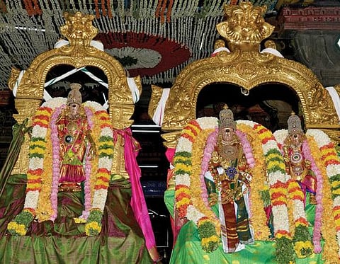 மதுரை மீனாட்சி அம்மன் கோயில் சித்திரைத் திருவிழாவில் நடைபெற்ற கொடியேற்றம். (வலது) கொடியேற்றத்தையொட்டி சிறப்பு அலங்காரத்தில் அருள் பாலித்த மீனாட்சி அம்மன், பிரியாவிடையுடன் சுந்தரேசுவரர். படங்கள்:எஸ்.கிருஷ்ணமூர்த்தி