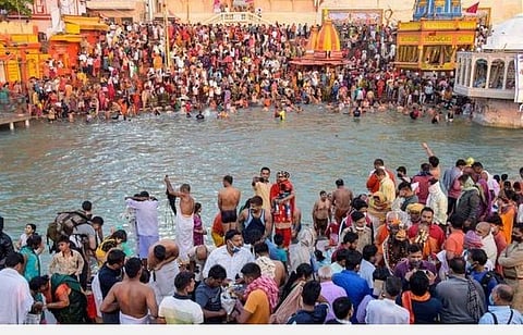 ஹரித்துவார் கும்பமேளாவில் புனித நீராடிய பக்தர்கள் | படம் உதவிட்விட்டர்