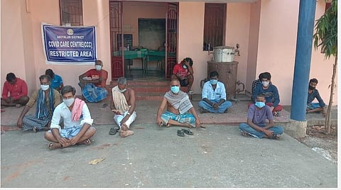 அரியலூர் ஆட்சியர் அலுவலகம் எதிரே உள்ள கரோனா சிகிச்சை மையத்தில் தர்ணாவில் ஈடுபட்டுள்ள நோயாளிகள்.