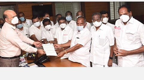 கோவை தடாகம் சாலையில் உள்ள, வாக்கு எண்ணிக்கை மையமான அரசினர் தொழில்நுட்பக்கல்லூரி வளாகத்தில் காவல்துறையினர் பாதுகாப்பை பலப்படுத்த வேண்டும் என திமுக மற்றும் கூட்டணிக் கட்சி வேட்பாளர்கள் இணைந்து, மாவட்ட ஆட்சியர் எஸ்.நாகராஜனிடம் இன்று மனு அளித்தனர். படம் : ஜெ.மனோகரன்.