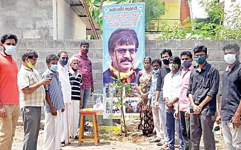 பல்லாவரத்தை அடுத்த அனகாபுத்தூர் பகுதியில் மரக்கன்று நட்டு நடிகர் விவேக் மறைவுக்கு அஞ்சலி செலுத்திய ரசிகர்கள்.
