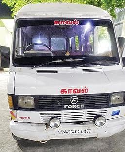 புதுக்கோட்டை வாக்கு எண்ணும் மையத்துக்குள் வந்த போலீஸ் வேன்.