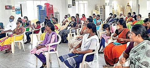 மதுரையில் நடைபெற்ற அமைப்பு சாரா பெண் தொழிலாளர்கள் சட்ட விழிப்புணர்வு முகாமில் பங்கேற்ற தொழிலாளர்கள்.