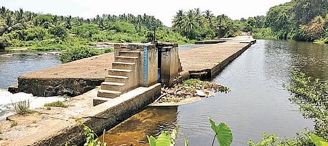 ஆழியாற்றின் குறுக்கே கட்டப்பட்டுள்ள தடுப்பணையில் அத்துமீறி நுழைந்தால் ஆயிரம் ரூபாய் அபராதம்: போலீஸார் சார்பில் வைக்கப்பட்டுள்ள எச்சரிக்கைப் பலகை