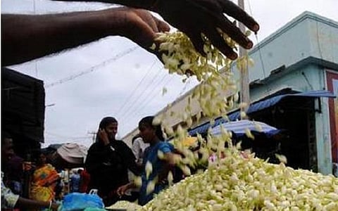 ‘கரோனா’ கட்டுப்பாடுகளால் பூக்கள் விலை வீழ்ச்சி: கடந்த மாதம் ரூ.3 ஆயிரத்திற்கு விற்ற மதுரை மல்லிகை ரூ.150-க்கு விற்பனை