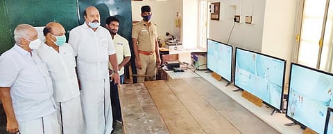 தஞ்சாவூர் குந்தவை நாச்சியார் கல்லூரியில் மின்னணு வாக்குப்பதிவு இயந்திரங்கள் வைக்கப்பட்டுள்ள அறையை கண்காணிக்கும் கேமராக்களின் செயல்பாட்டை நேற்று பார்வையிட்ட எம்எல்ஏக்கள் துரை.சந்திரசேகரன், எம்.ராமச்சந்திரன், டி.கே.ஜி.நீலமேகம் ஆகியோர்.