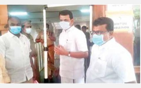 கரூர் மாவட்ட தொகுதிகளின் வாக்கு எண்ணும் மையத்தில் பூட்டிய அறையில் ஏசி, சர்வர்கள் இயங்கியதால் சர்ச்சை: கணினி உபகரணங்களை எடுத்துவர தடை விதிக்க திமுக வேட்பாளர் கோரிக்கை