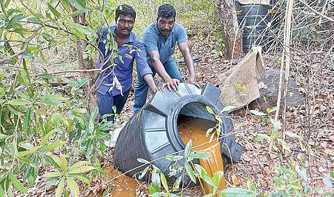 கல்வராயன்மலை பொரசப்பட்டு ஓடையில் கண்டுபிடிக்கப்பட்ட சாராய ஊறலை அழிக்கும் மதுவிலக்கு போலீஸார்.