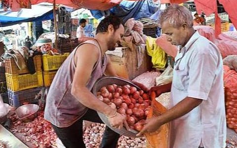 கோவிட் ஊரடங்கு: அத்தியாவசிய பொருட்களை பதுக்கினால் கடும் நடவடிக்கை: மத்திய அரசு எச்சரிக்கை