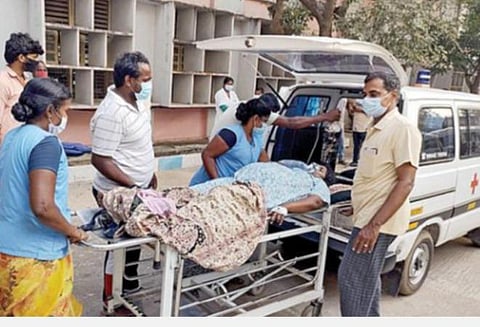 வேலூர் அரசு மருத்துவக் கல்லூரி மருத்துவமனையில் ஆக்சிஜன் தட்டுப்பாடு காரணமாக வேறு மருத்துவமனைக்கு மாற்றப்பட்ட நோயாளி. | படம்: வி.எம்.மணிநாதன்
