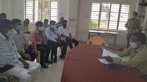 ஆம்பூர் வட்டாட்சியர் அலுவலகத்தில் வட்டாட்சியர் அனந்தகிருஷ்ணன் தலைமையில் நடைபெற்ற ஆலோசனைக் கூட்டத்தில் கலந்துகொண்ட வியாபாரிகள்.