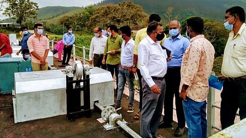 முல்லைப் பெரியாறு அணையில் துணை கண்காணிப்புக்குழுவினர் நேற்று ஆய்வு செய்தனர்.