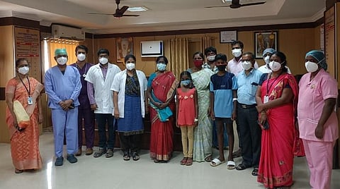 புதுக்கோட்டை அரசு மருத்துவக் கல்லூரி மருத்துவமனையில் சிகிச்சை பெற்று, குணமடைந்த சிறுவர், சிறுமியை வீட்டுக்கு அனுப்பி வைத்த மருத்துவக் கல்லூரி முதல்வர் மு.பூவதி தலைமையிலான மருத்துவக் குழுவினர்.