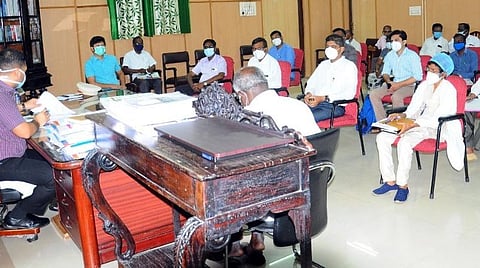 காரைக்கால் மாவட்ட ஆட்சியர் அலுவலகத்தில் ஆட்சியர் அர்ஜூன் சர்மா தலைமயில் நடைபெற்ற கரோனா பரவல் தடுப்பு நடவடிக்கைகள் தொடர்பான ஆலோசனைக் கூட்டத்தில் பங்கேற்றோர்.