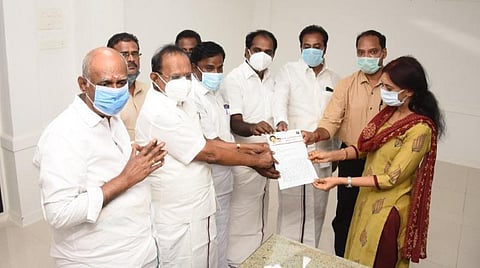 புதுக்கோட்டை மாவட்டத் தேர்தல் அலுவலர் பி.உமா மகேஸ்வரியிடம் கோரிக்கை மனு அளிக்கும் வேட்பாளர்கள் மற்றும் முகவர்கள்.