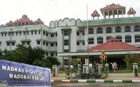 மேலூரில் கரோனா தொற்றால் உயிரிழந்த துப்புரவு பணியாளர் குடும்பத்துக்கு இழப்பீடு கோரி வழக்கு: தமிழக அரசு பதிலளிக்க உத்தரவு