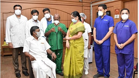 மருந்து பூசிய பலூன் ஆஞ்சியோபிளாஸ்டி சிகிச்சை பெற்றுக்கொண்ட நோயாளியுடன் கோவை அரசு மருத்துவமனை டீன் டாக்டர் நிர்மலா, சிகிச்சை அளித்த இருதயவியல் துறைத் தலைவர் டி.முனுசாமி, டாக்டர் ஜெ.நம்பிராஜன் உள்ளிட்டோர்.