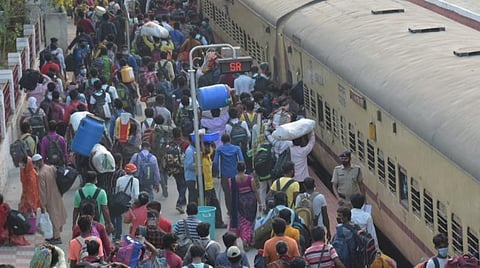 வேலூரில் தங்கியிருந்த வட மாநிலத்தவர்கள் ரயில் மூலம் சொந்த ஊர் திரும்ப காட்பாடி ரயில் நிலையத்தில் இன்று கூட்டம் கூட்டமாகக் குவிந்ததால் தனிமனித இடைவெளி கேள்விக்குறியாக மாறியது. | படம்: வி.எம்.மணிநாதன்.