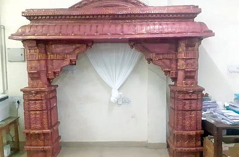 கரூர் மேலக்கரூர் சார்பதிவாளர் அலுவலகத்தில் வைக்கப்பட்டுள்ள மணவறை அலங்காரம்.படம்: க.ராதாகிருஷ்ணன்