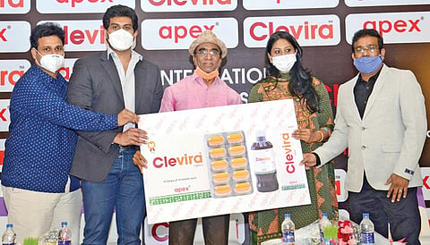 அபெக்ஸ் லேபரட்டரி நிறுவனம் சார்பில் சென்னையில் நேற்று கரோனா தொற்றுக்கான ஆயுர்வேத மருந்து க்ளெவிரா மாத்திரை, சிரப்பை நிறுவன இயக்குநர்கள் சுபாஷினி வணங்காமுடி, விசாகம் வணங்காமுடி ஆகியோர் அறிமுகம் செய்தனர். அருகில், அலோபதி மருத்துவர் சிஎம்கே.ரெட்டி, ஆயுர்வேதா மருத்துவர் தர்மேஷ் குபேந்திரன், சித்த மருத்துவர் சதீஷ்.