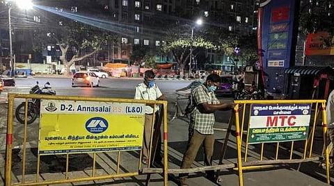 சோதனைச் சாவடிகள் அமைத்து தீவிர கண்காணிப்பு- ஊரடங்கை மீறி இரவில் இயக்கப்படும் வாகனங்களுக்கு போலீஸார் அபராதம்