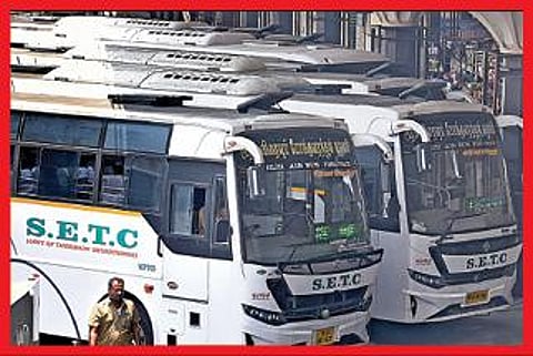 இரவு ஊரடங்கு காரணமாக பகல் நேரத்தில் அதிக அளவில் விரைவுப் பேருந்துகள் இயக்கப்படுகின்றன. பல்வேறு வழித்தடங்களில் செல்வதற்குத் தயாராக இருந்த சொகுசு பேருந்துகள்.படங்கள்: ம.பிரபு